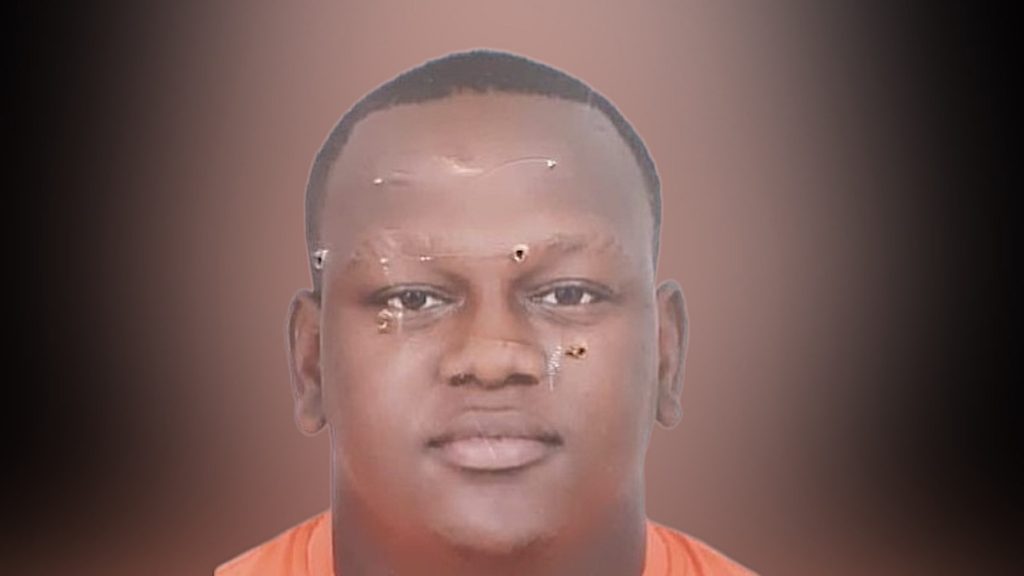De Militaire Politie Suriname zoekt Giavero Dors (29) voor ernstige misdrijven. Lees hier waarom hij gezocht wordt en hoe u kunt helpen bij de opsporing.