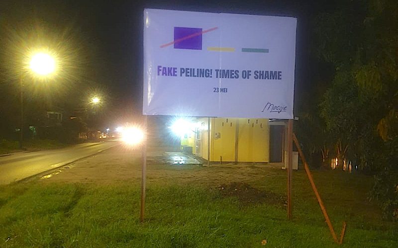 Moesje reageert met billboards: ‘Valse peiling! Tijd van schande’