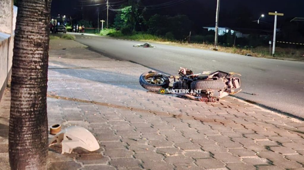 Ambulance arriveert op locatie van dodelijk verkeersongeval in Suriname waarbij een jonge motorrijder om het leven kwam.