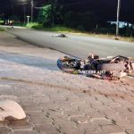 Ambulance arriveert op locatie van dodelijk verkeersongeval in Suriname waarbij een jonge motorrijder om het leven kwam.