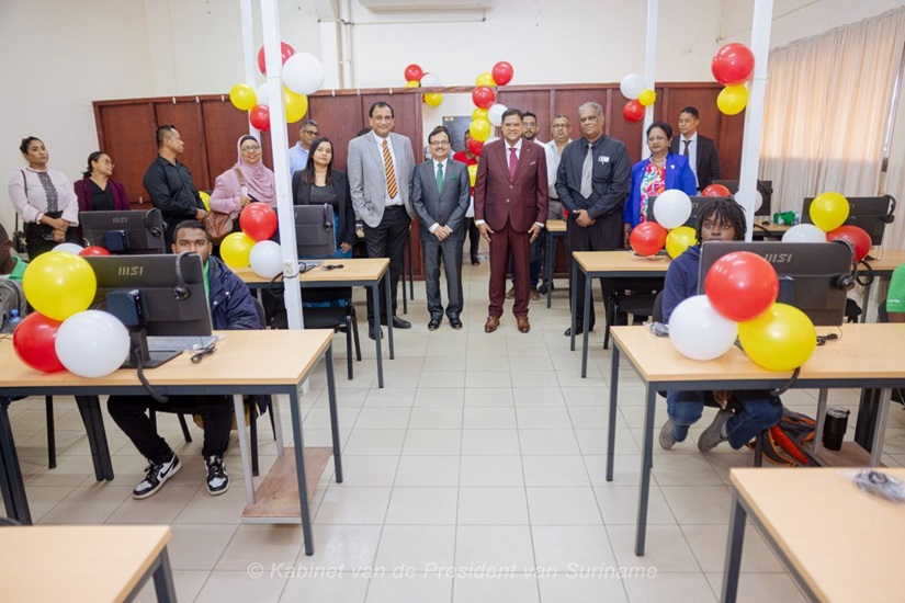 President Santokhi en ambassadeur Gupta openen nieuw ICT-lokaal voor studenten van Natin in Suriname.