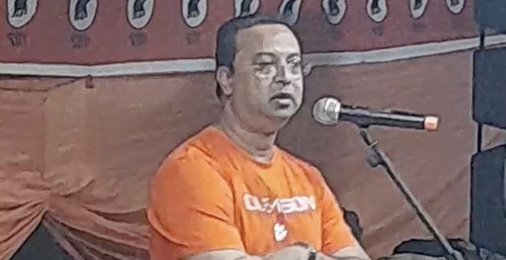 Minister Riad Nurmohamed spreekt over economische schulden en behaalde vooruitgang onder de VHP-regering in Suriname.