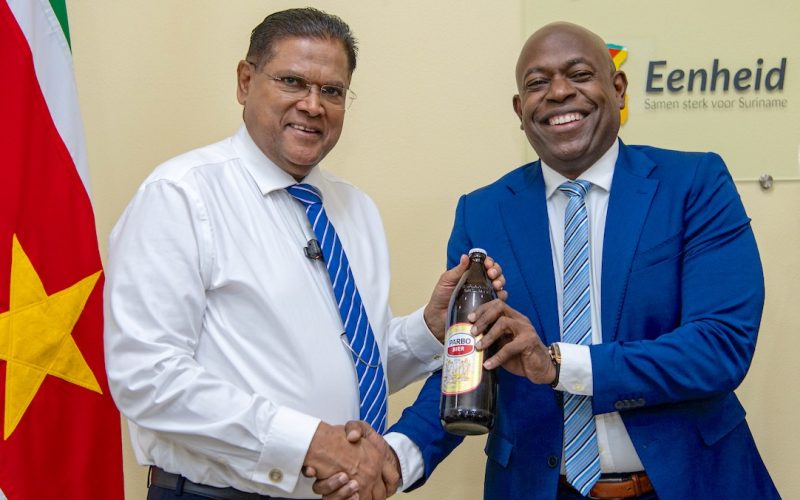 Parbo Bier viert 70-jarig bestaan met unieke Djogo – President krijgt eerste fles