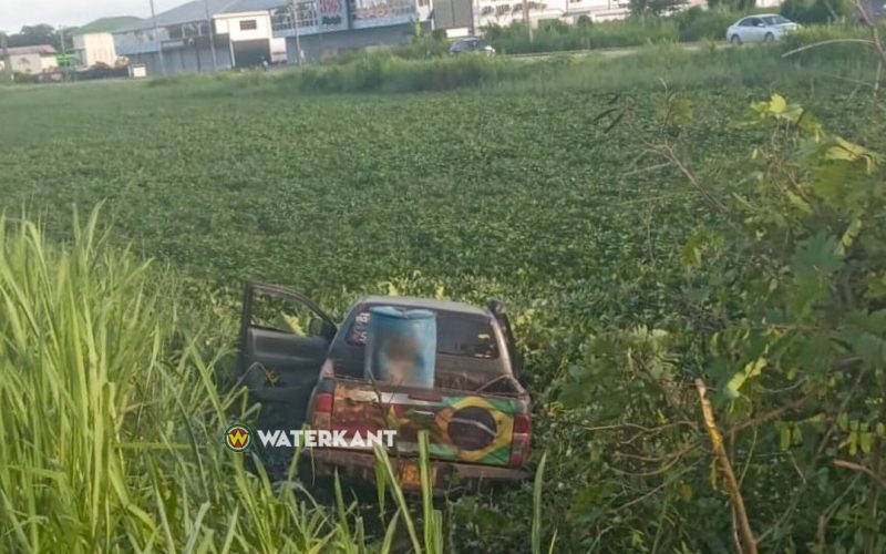 Pick-up eindigt in kreek naast Ringweg: “Mi kis wan aanval”