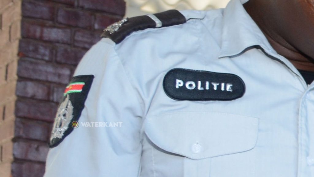 De politieman op zoek naar de daders, symbool voor de strijd tegen criminaliteit.