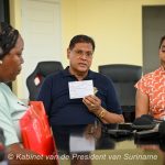 President Santokhi en First Lady ontvangen symbolisch de eerste oproepingskaart voor verkiezingen 2025 in Suriname.
