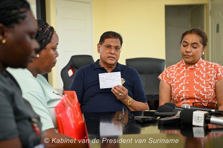 President Santokhi en First Lady ontvangen symbolisch de eerste oproepingskaart voor verkiezingen 2025 in Suriname.