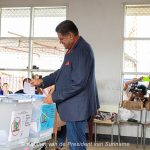 President Santokhi brengt zijn stem uit op 25 mei 2025 in Wanica tijdens de Surinaamse verkiezingen