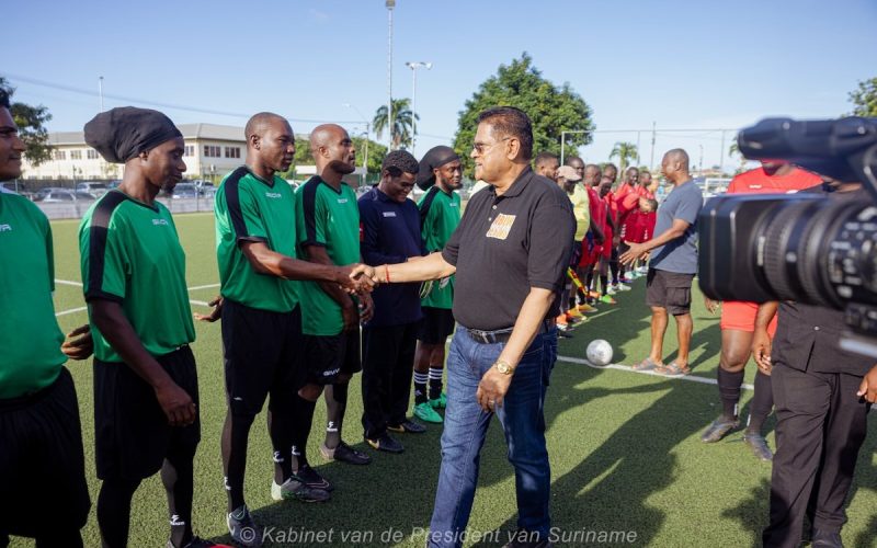 President Santokhi waardeert de toewijding van sportveteranen tijdens zijn bezoek aan de voetbalcompetitie