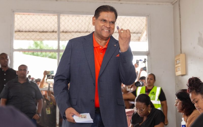 President van Suriname stemt en nodigt iedereen uit om te stemmen