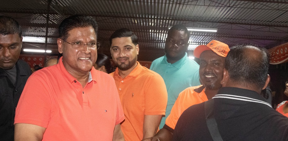 President Santokhi bespreekt visumvrij reizen en voordelen voor Surinamers tijdens bijeenkomst Houttuin