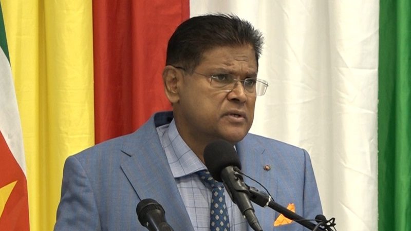 Santokhi pleit voor lagere leeftijd voor studententoelage