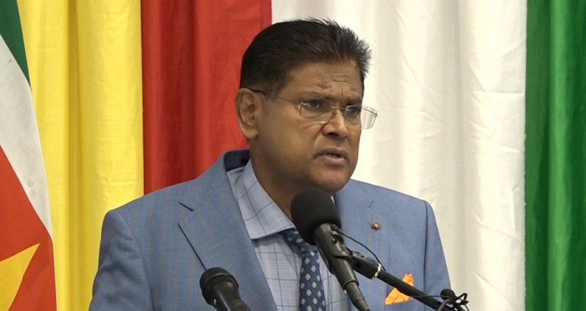 President Santokhi Pleit voor Verlagen Leeftijdsgrens Studententoelage