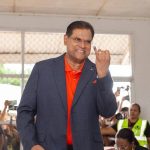 President Santokhi bidt op verkiezingsdag en spreekt de pers toe over stemrecht en democratie