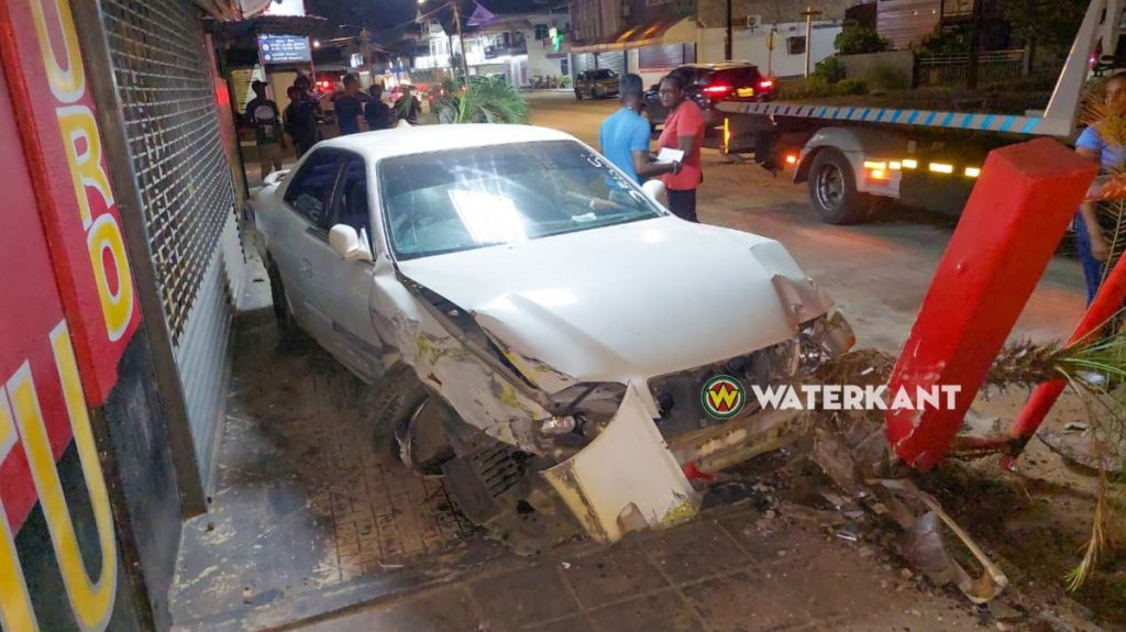 Schade aan pand en voertuigen na aanrijding op Tourtonnelaan in Suriname.