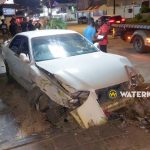 Schade aan pand en voertuigen na aanrijding op Tourtonnelaan in Suriname.