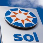 Kantoorgebouw van Sol Suriname N.V. met juridisch document en mediabericht in verband met fraude-beschuldigingen.