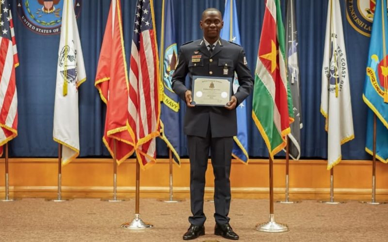 Surinaamse luchtmachtkapitein verkrijgt diploma aan het Defense Language Institute in de VS