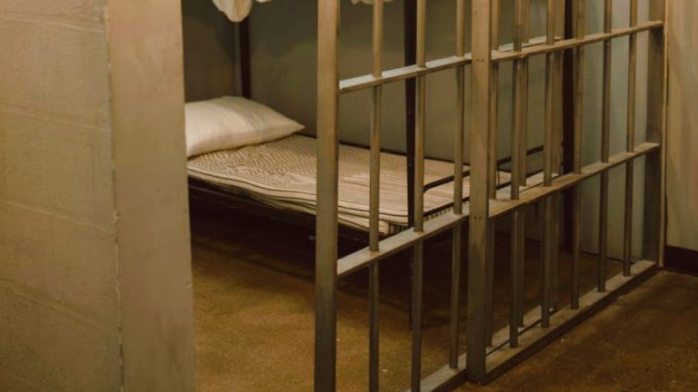 Twee gevangen ontsnapt uit het cellencomplex Rijsdijk: tralies doorgeknipt