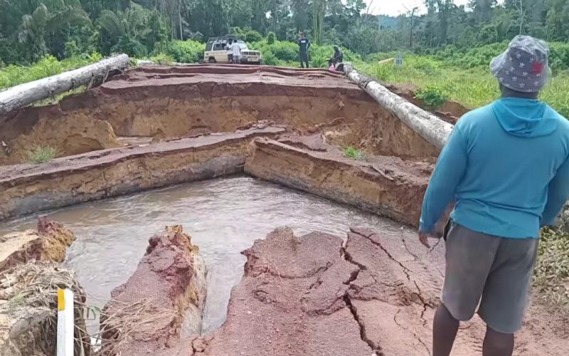 Verbindingsbrug Matawai-regio ingestort zes maanden na afronding