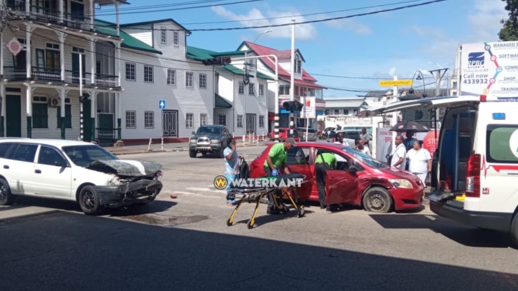 Verkeersongeval met drie beschadigde auto's op de Henck Arronstraat in Paramaribo, Suriname.