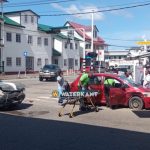 Verkeersongeval met drie beschadigde auto's op de Henck Arronstraat in Paramaribo, Suriname.