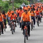 President Chan Santokhi fietst met honderden deelnemers tijdens VHP-evenement in Paramaribo.