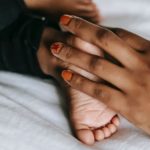 vijf maanden oude zuigeling sterft vermoedelijk aan verstikking