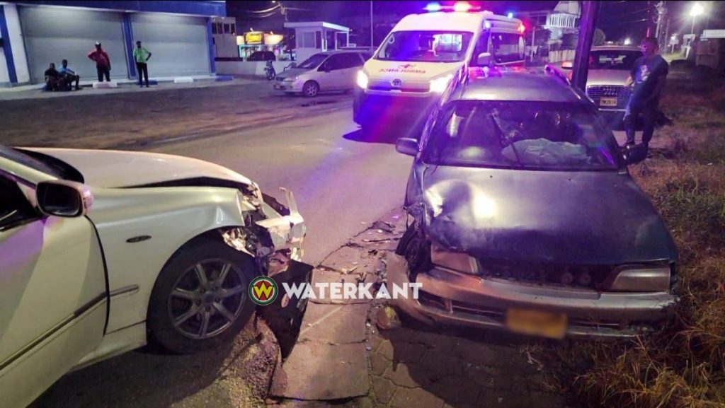 Scene van een ernstig auto ongeval in Suriname, met beschadigde voertuigen en betrokken hulpdiensten.