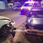 Scene van een ernstig auto ongeval in Suriname, met beschadigde voertuigen en betrokken hulpdiensten.