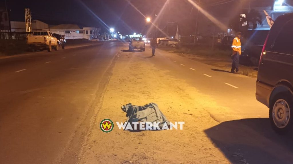 Locatie van dodelijke aanrijding op de Martin Luther Kingweg, Suriname – politie en ambulance ter plaatse.
