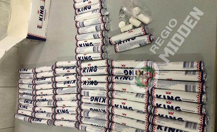 Aanhouding op Johan Adolf Pengel Luchthaven: Drugssmokkel Onthuld