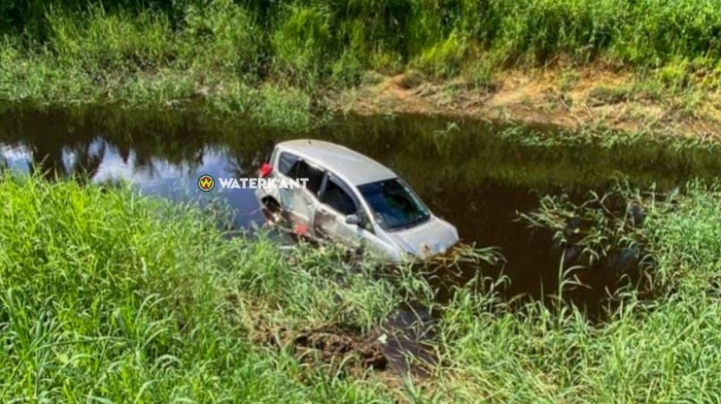 Auto raakt te water in Tout Lui Fautkanaal; vrouwelijke bestuurder liep lichte verwondingen op en bezocht het ziekenhuis.