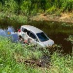 Auto raakt te water in Tout Lui Fautkanaal; vrouwelijke bestuurder liep lichte verwondingen op en bezocht het ziekenhuis.