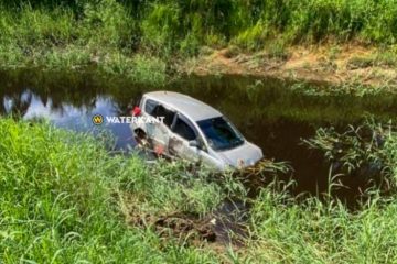 Vrouw raakt de controle kwijt en eindigt met auto in het kanaal