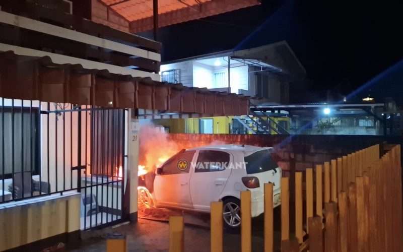 Vuur in geparkeerde wagen bij woning Hermesstraat snel bedwongen